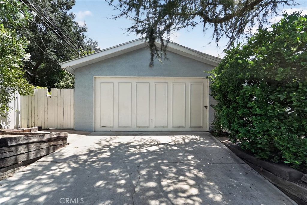 2201 E Glenoaks Property Photo 28