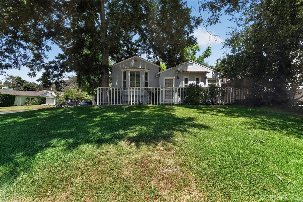 2201 E Glenoaks Property Photo 29