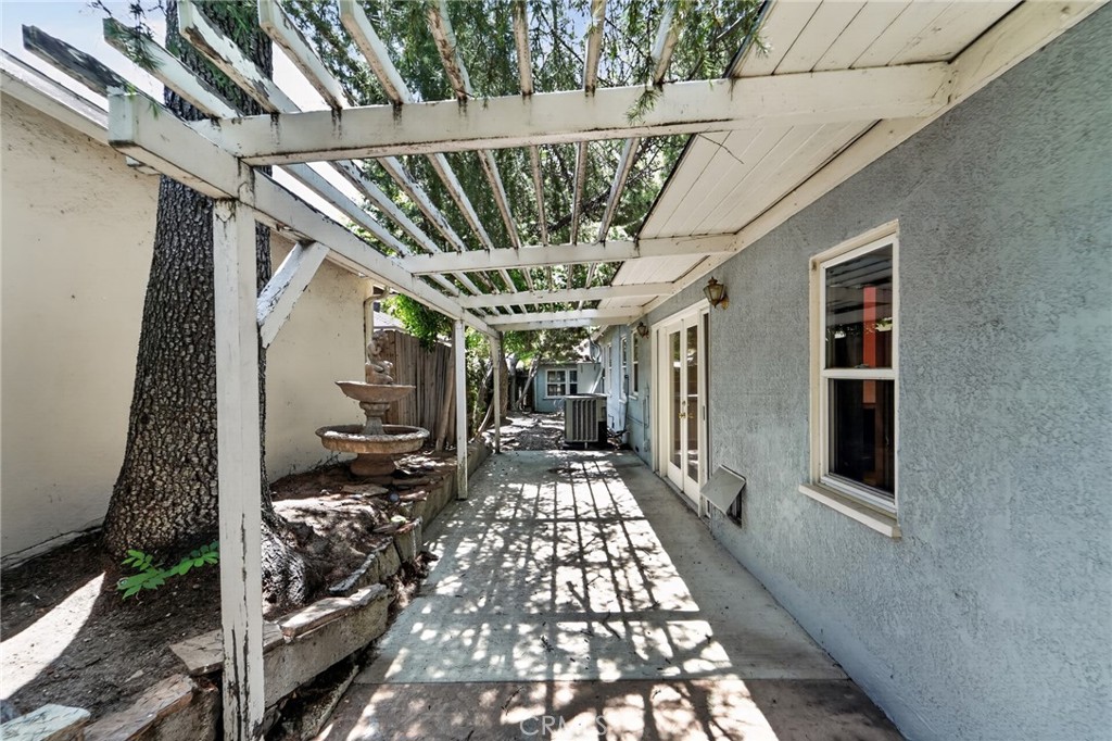 2201 E Glenoaks Property Photo 30
