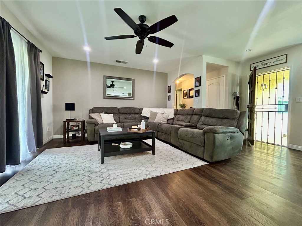 205 E Cypress Property Photo 10