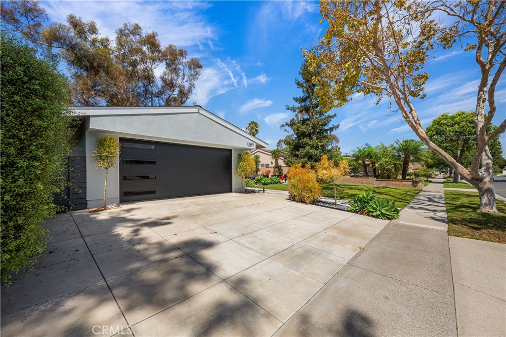 12391 Martha Ann Property Photo 4