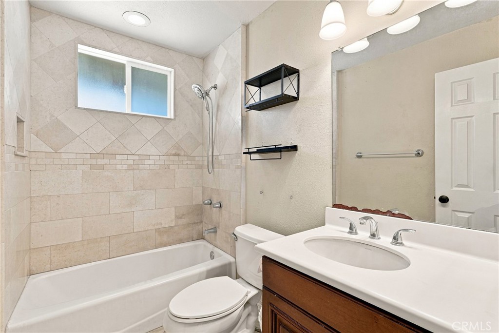 150 Colleen Property Photo 7