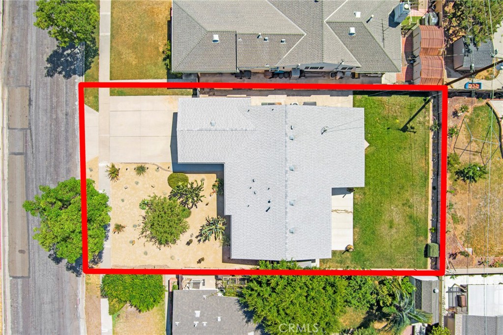 325 N Russell Avenue Property Photo 4