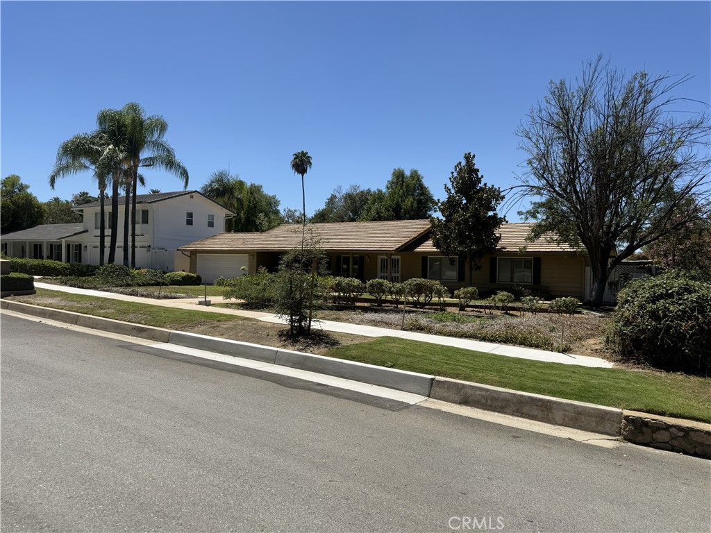 1524 Dwight Property Photo 6
