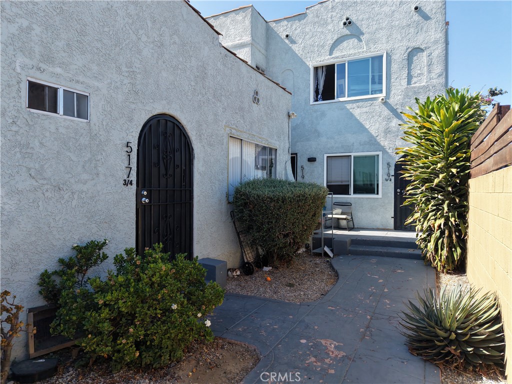 517 W 42nd Property Photo 3