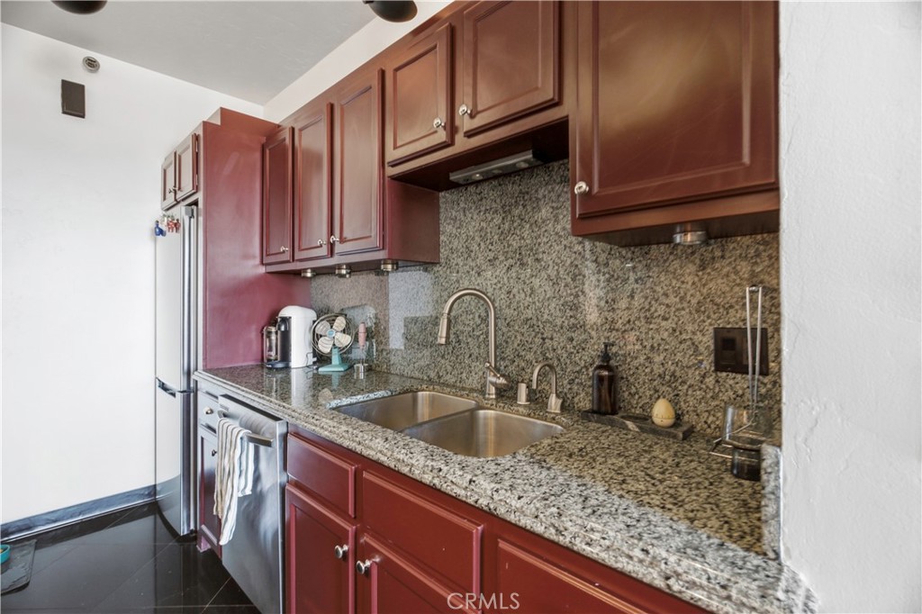 800 E Ocean 1006 Property Photo 18