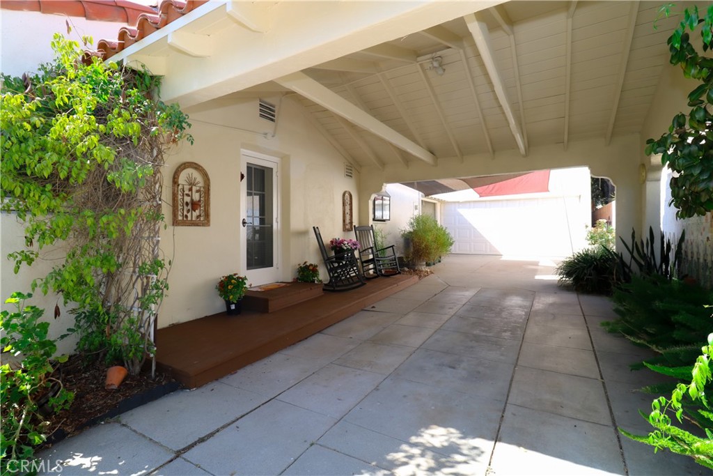 12421 Floral Property Photo 5