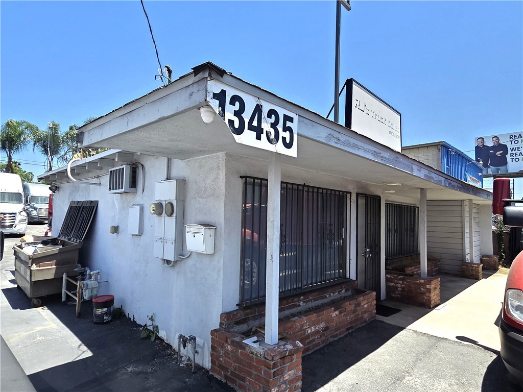 13435 Imperial Highway Property Photo 10