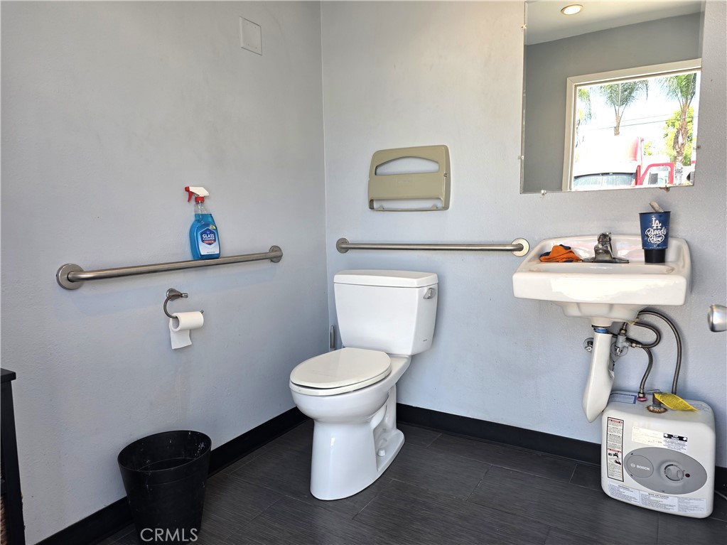 13435 Imperial Highway Property Photo 16