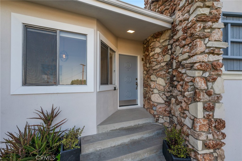 29417 N Enrose Avenue Property Photo 3