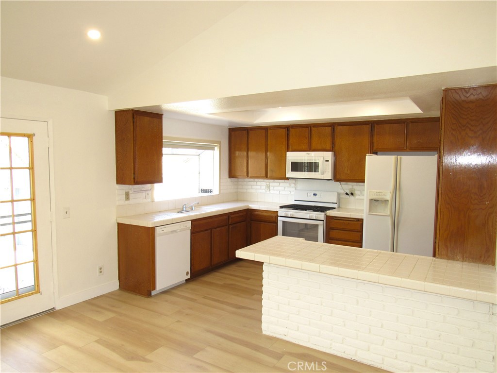 1099 W Ontario Property Photo 5