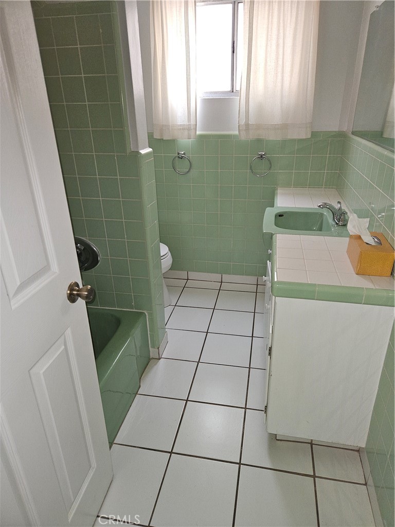 1724 E 1st 3 Property Photo 14
