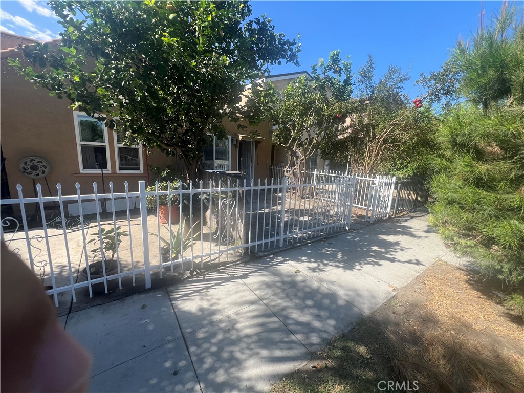 1634 W Parade Property Photo 1