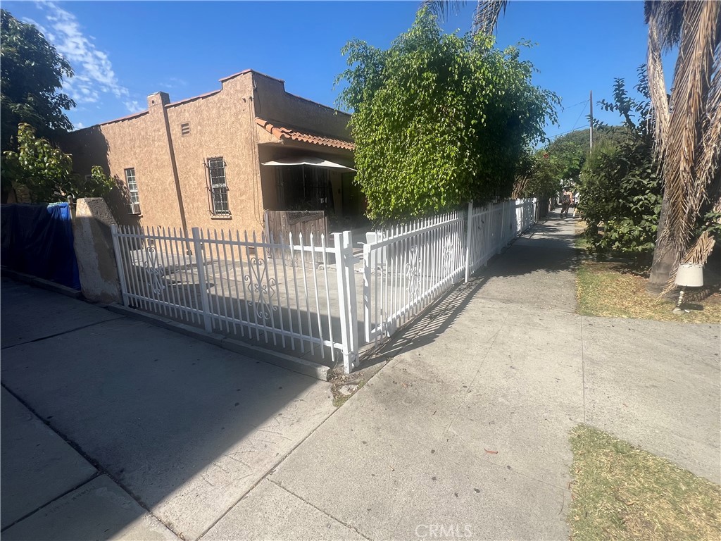 1634 W Parade Property Photo 2