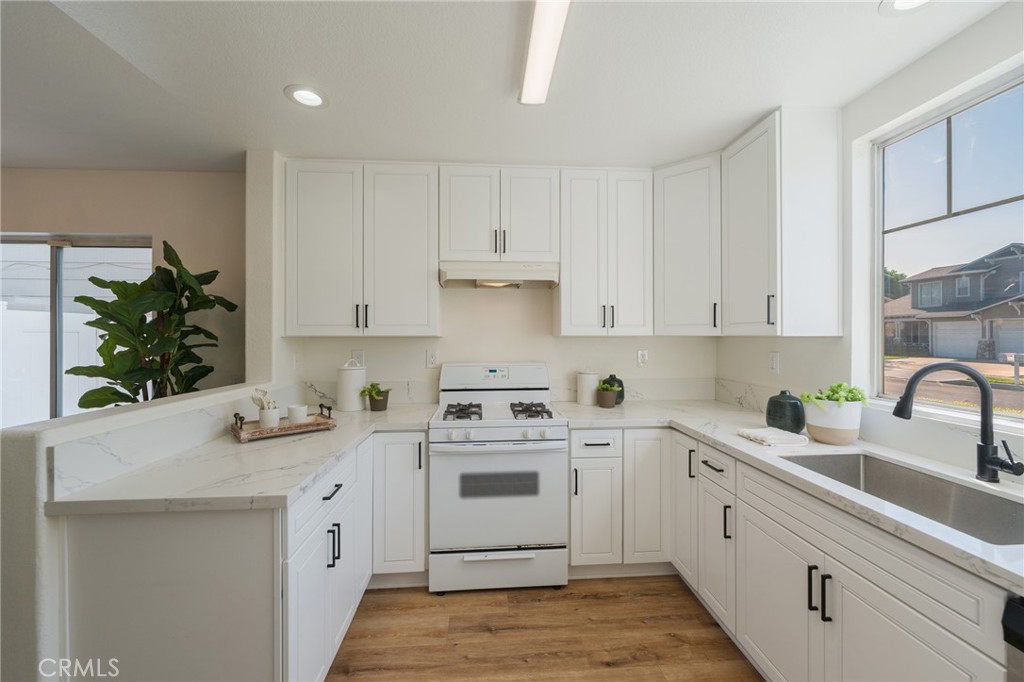 515 E Cypress Property Photo 8