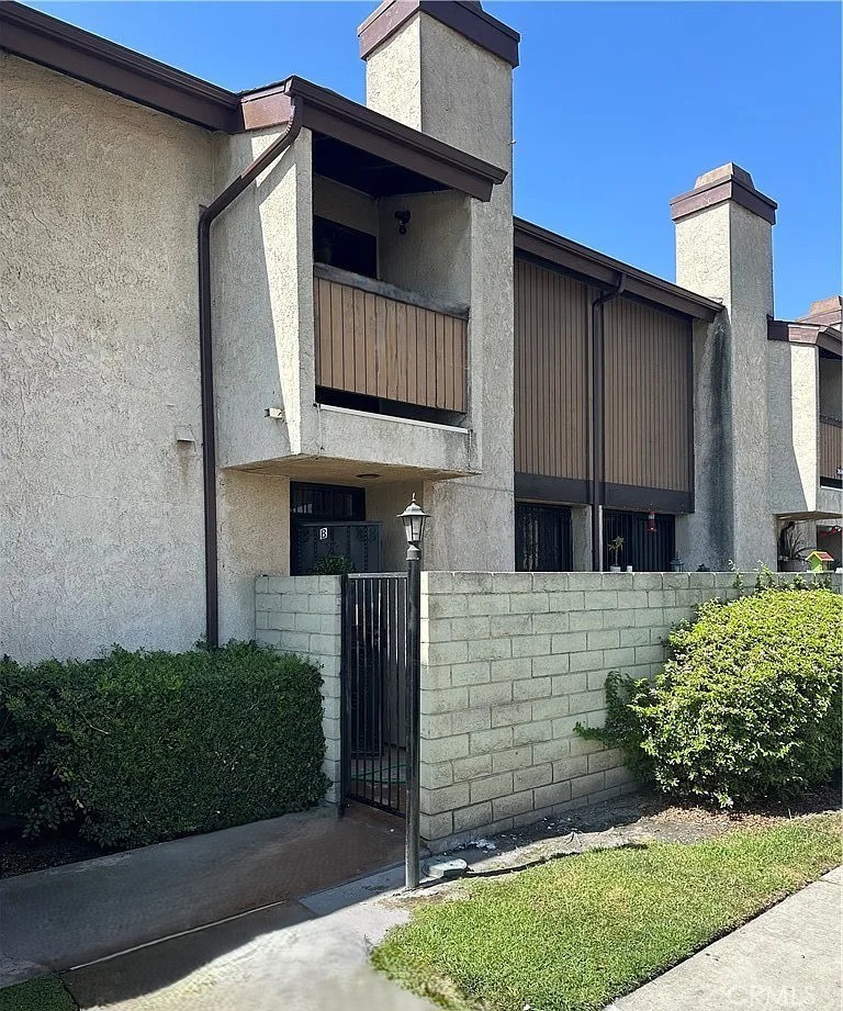 2674 Clarendon, B Avenue Property Photo 1