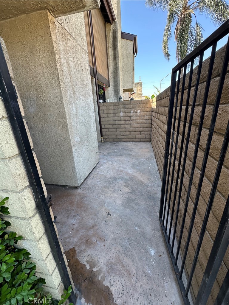 2674 Clarendon, B Avenue Property Photo 2