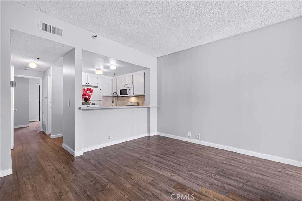 730 W 4th Street 308 Property Photo 1