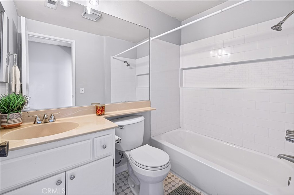 730 W 4th Street 308 Property Photo 14