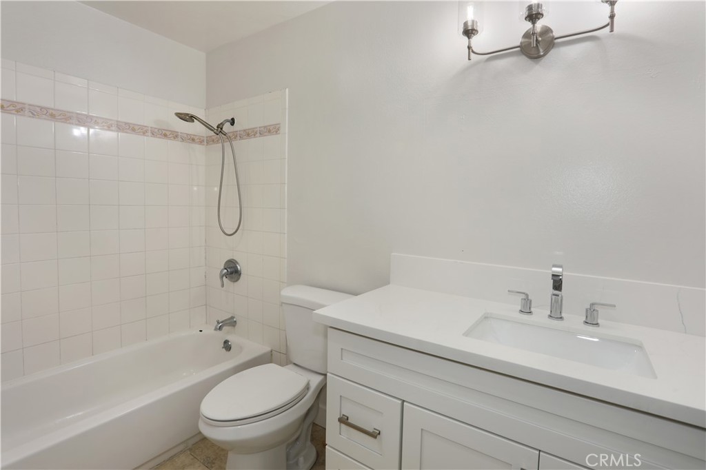 2105 W Hall Property Photo 27