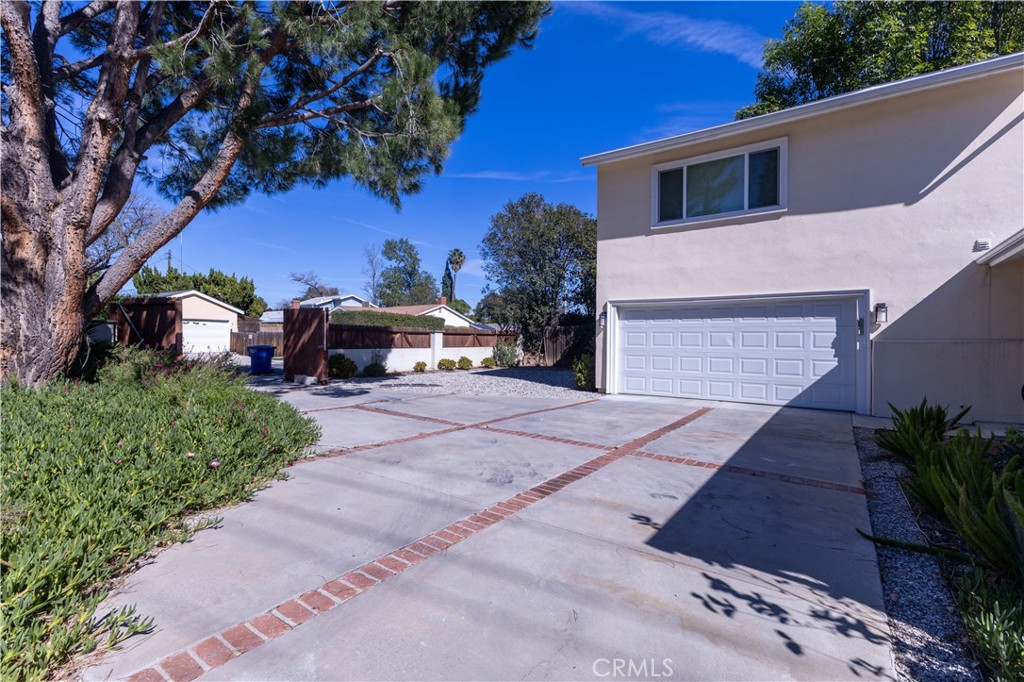 18816 Superior St Property Photo 3