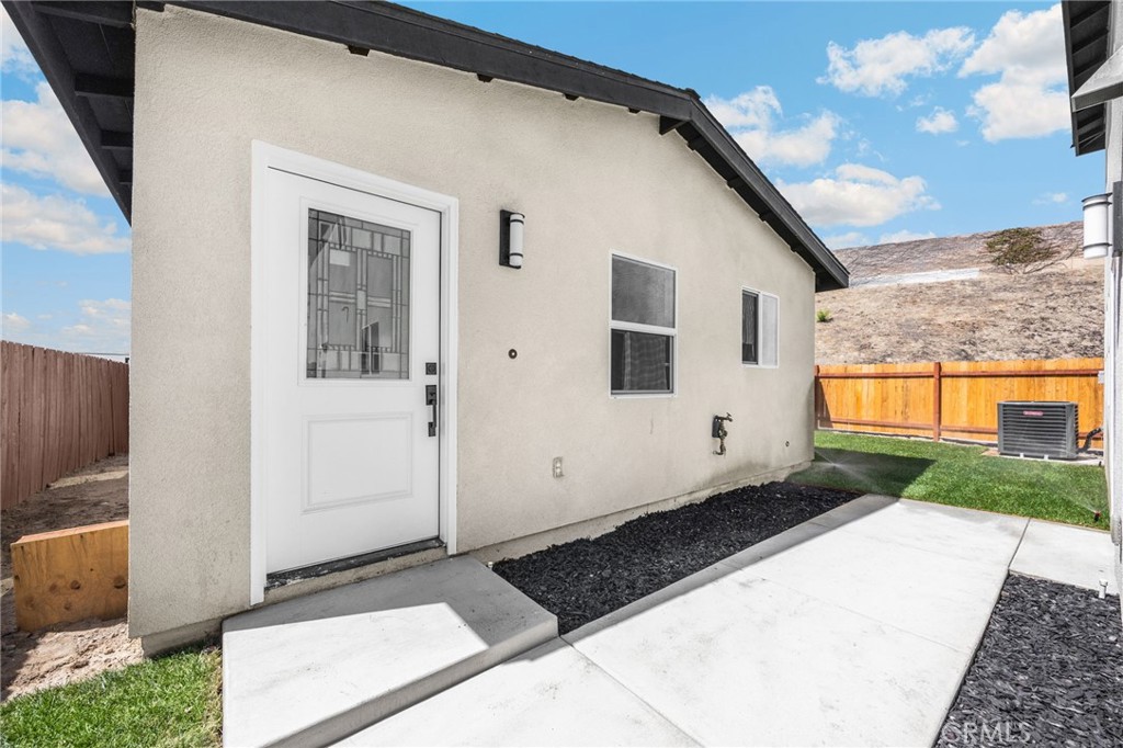 2140 N California Property Photo 4