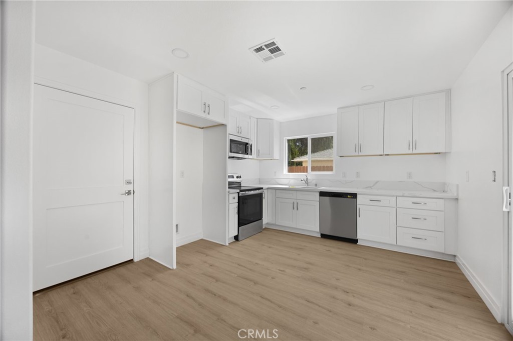 2140 N California Property Photo 6