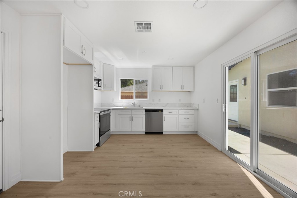 2140 N California Property Photo 7