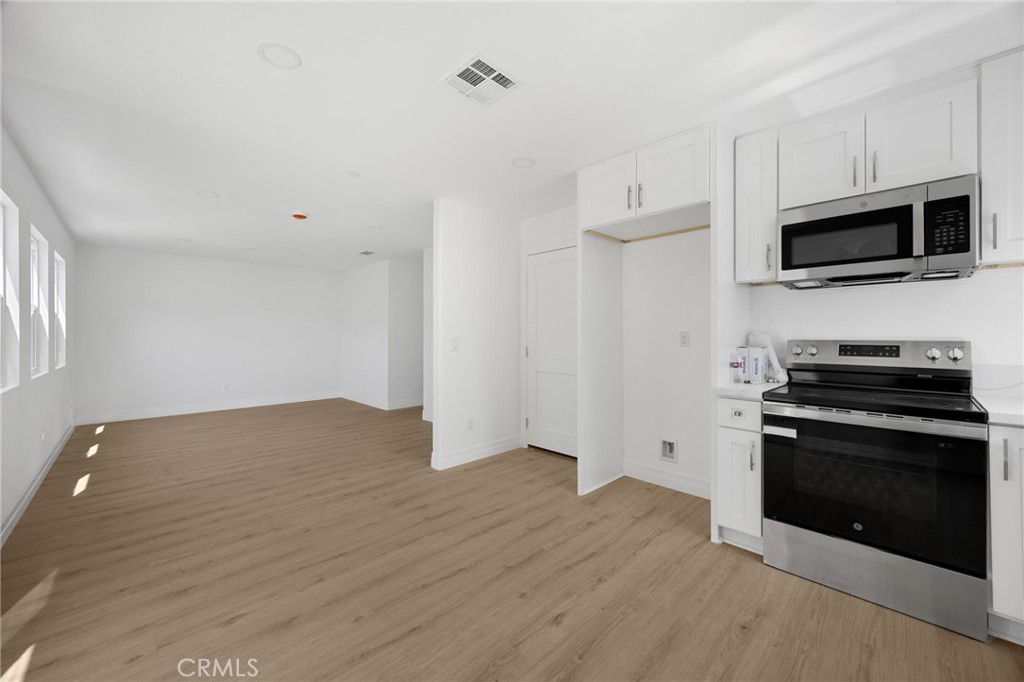 2140 N California Property Photo 9