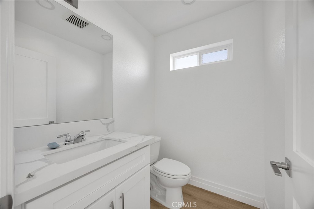 2140 N California Property Photo 12