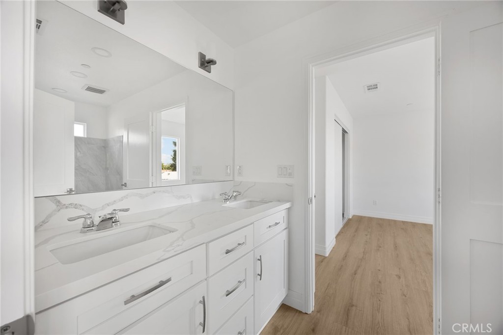 2140 N California Property Photo 17
