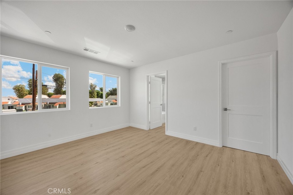 2140 N California Property Photo 23