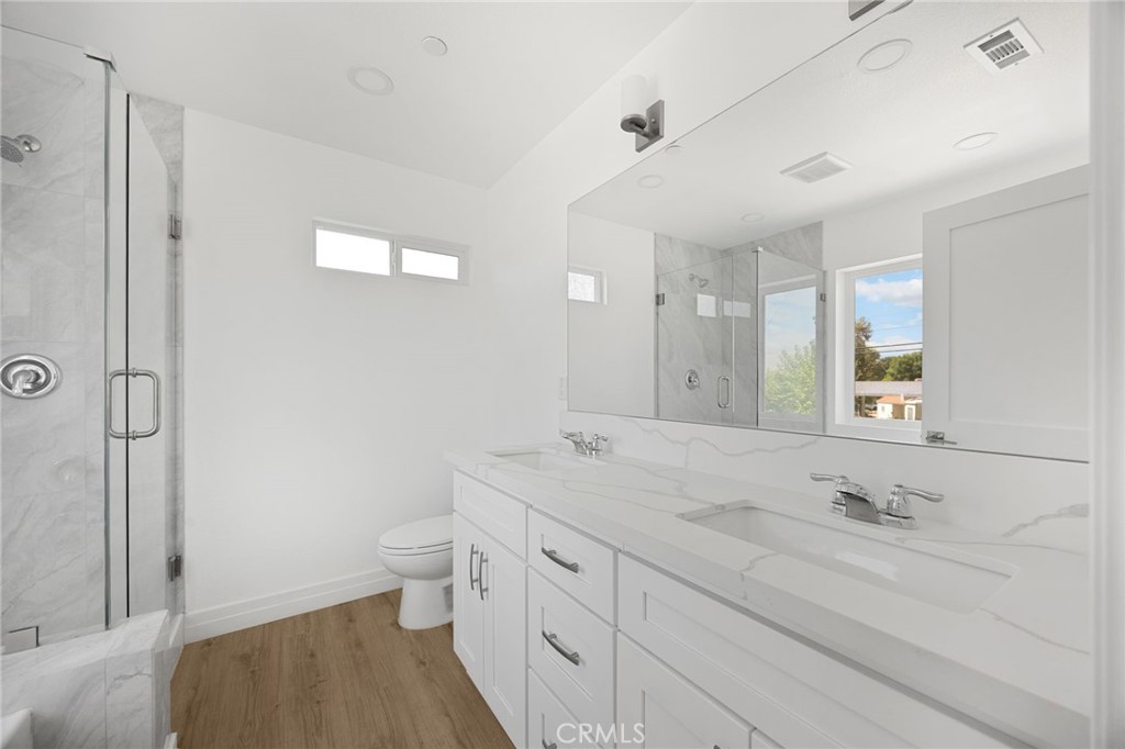 2140 N California Property Photo 24
