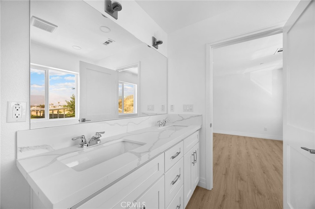 2140 N California Property Photo 25