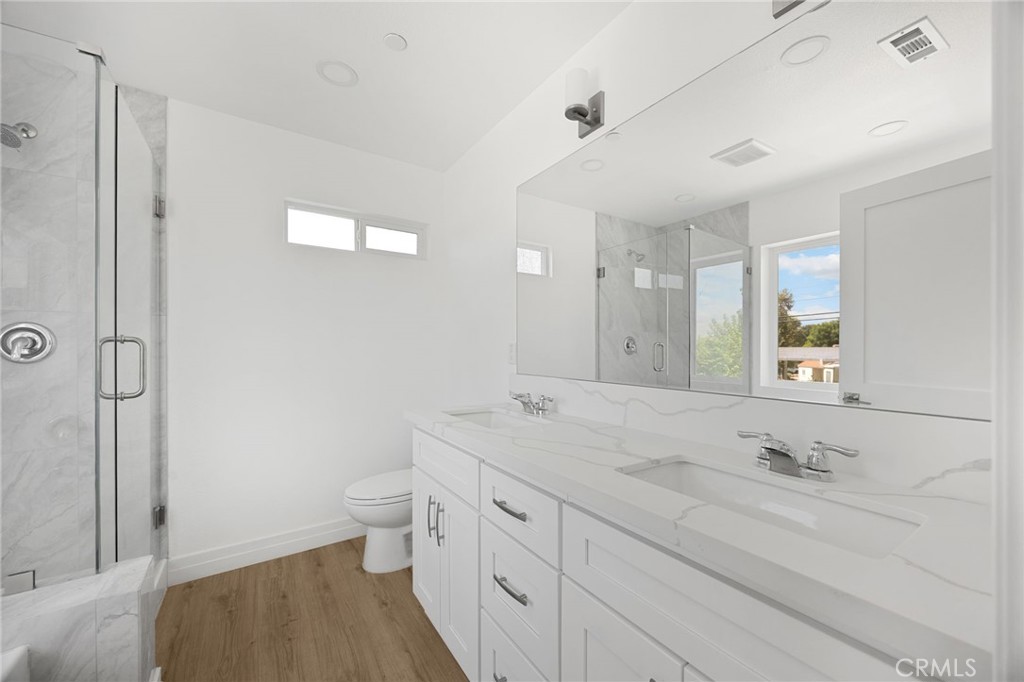 2140 N California Property Photo 26