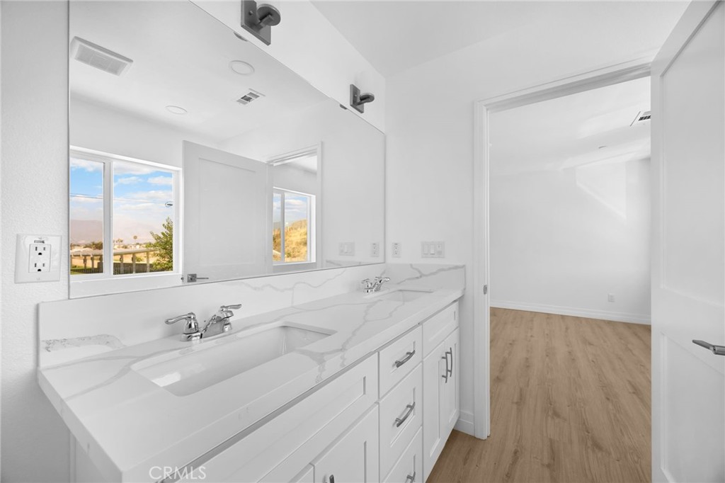 2140 N California Property Photo 27