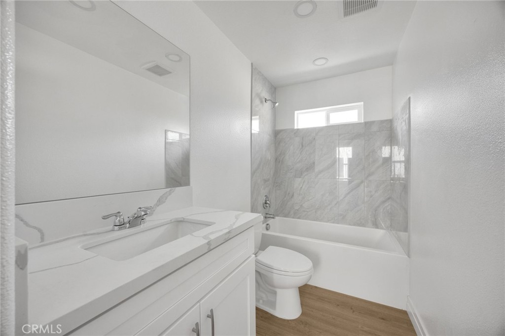 2140 N California Property Photo 30
