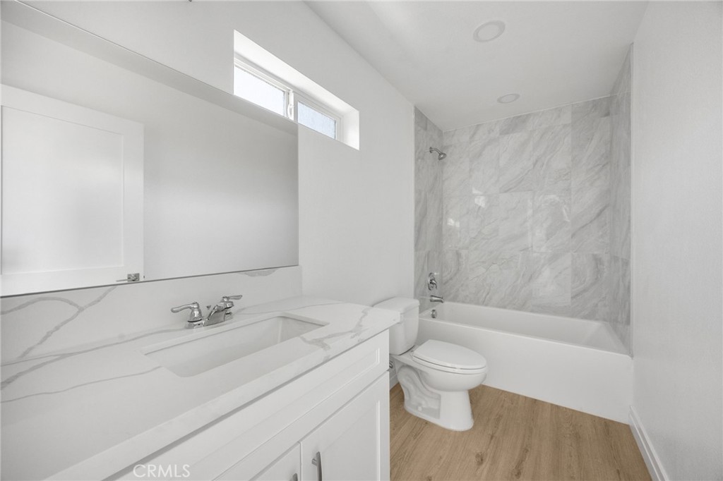 2140 N California Property Photo 32