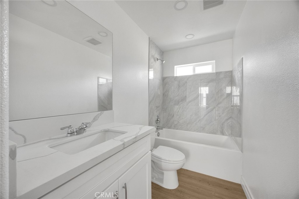 2140 N California Property Photo 32
