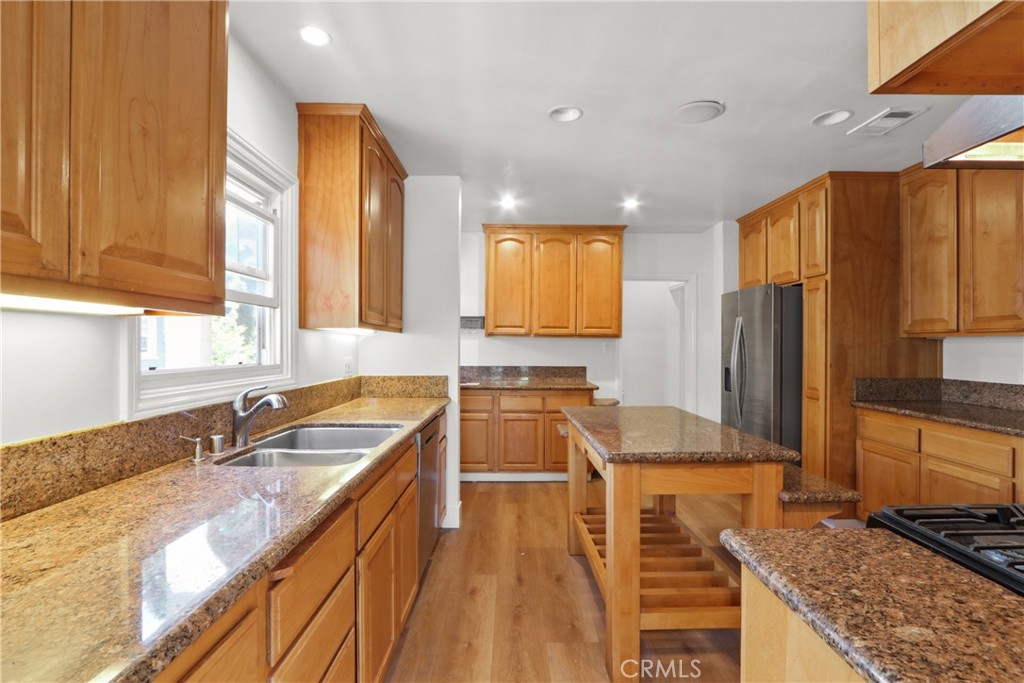 1131 E 2nd Property Photo 10