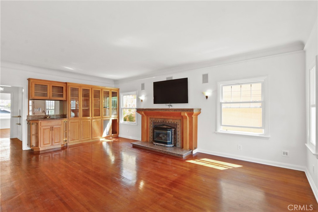 1131 E 2nd Property Photo 14