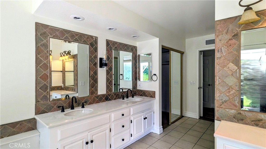 460 S Bridge View Property Photo 10