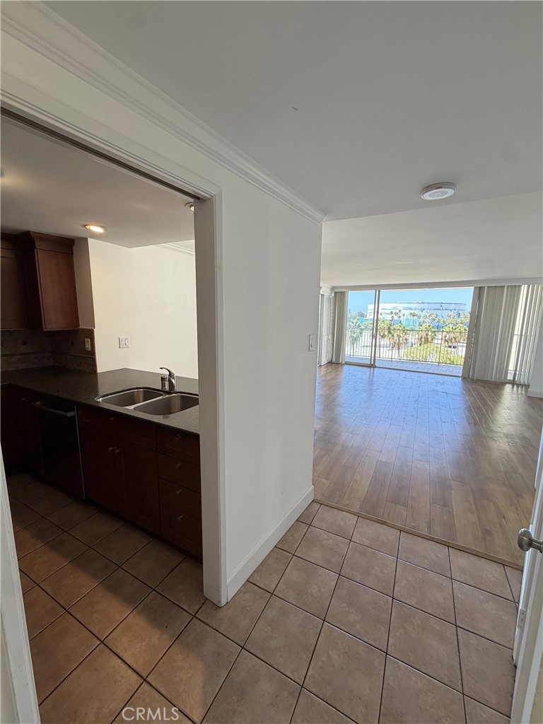 700 E Ocean 808 Property Photo 4