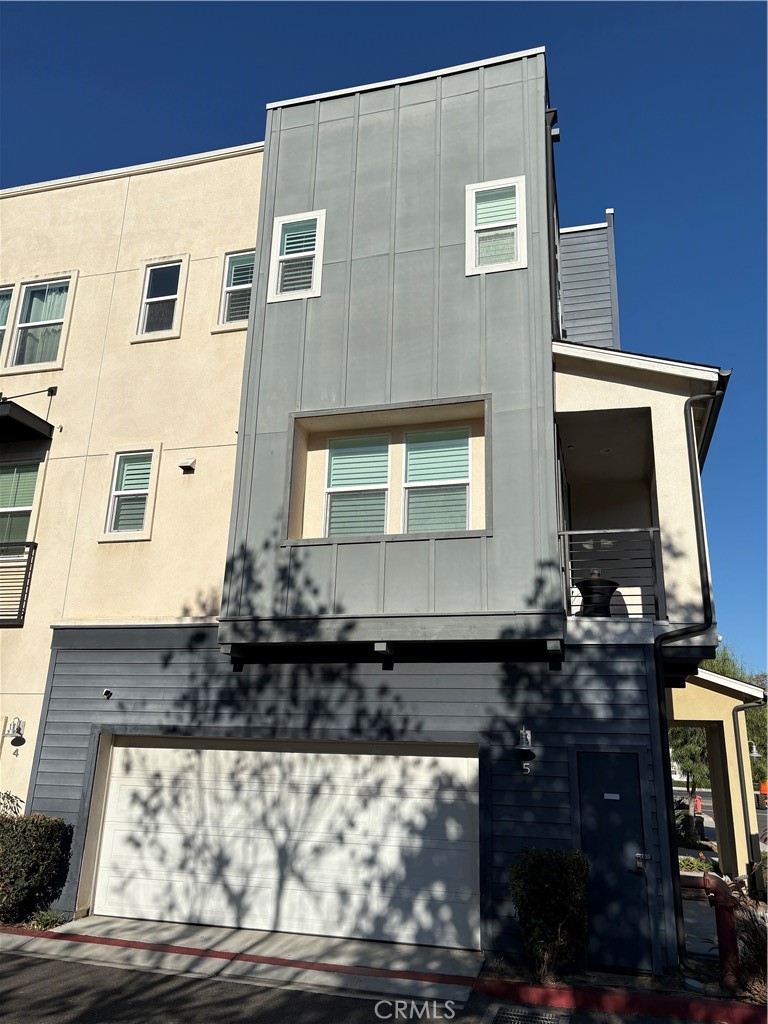 1422 N Harbor Property Photo 1