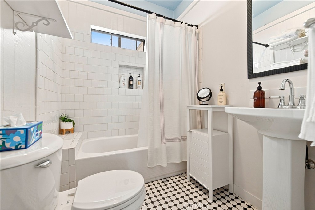 1915 E 3rd Property Photo 18
