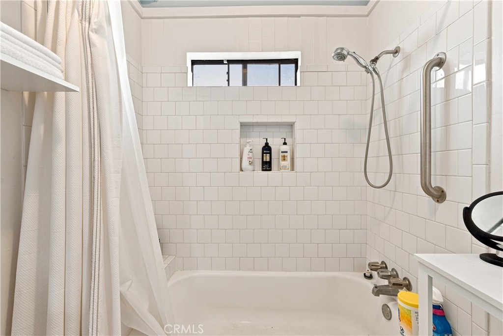 1915 E 3rd Property Photo 19