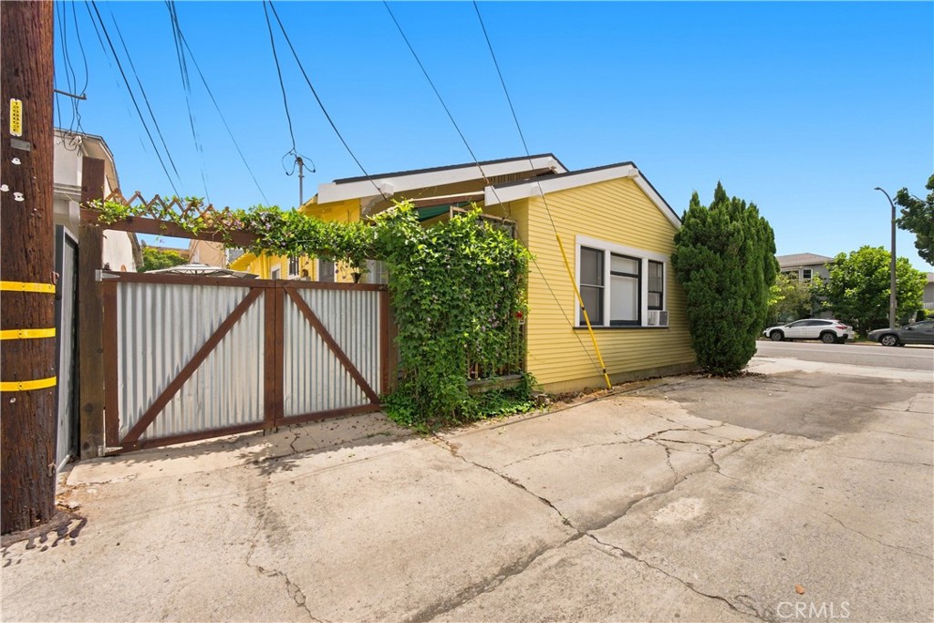 1915 E 3rd Property Photo 46