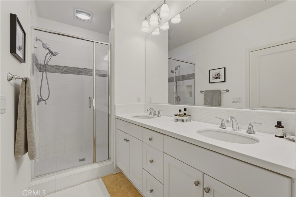 240 Mayfair Property Photo 6