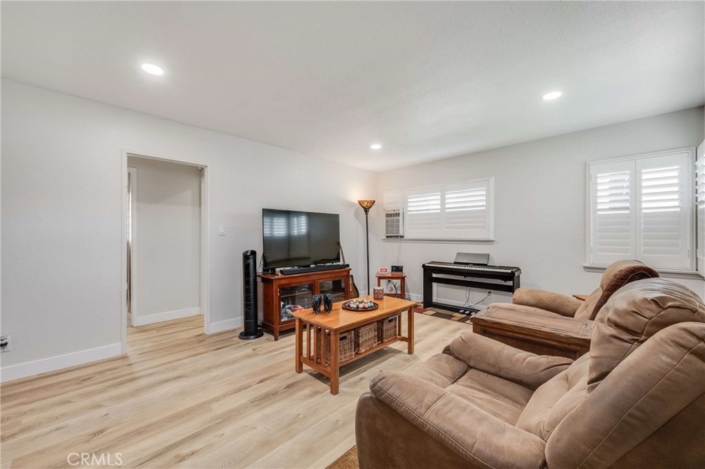 1802 E 53rd Property Photo 3