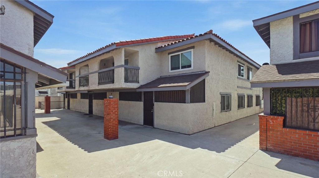 1239 W Rosecrans 4 Property Photo 1